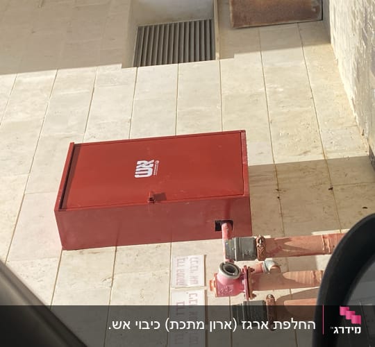 ארון כיבוי אש אדום עם צינורות חיבורים